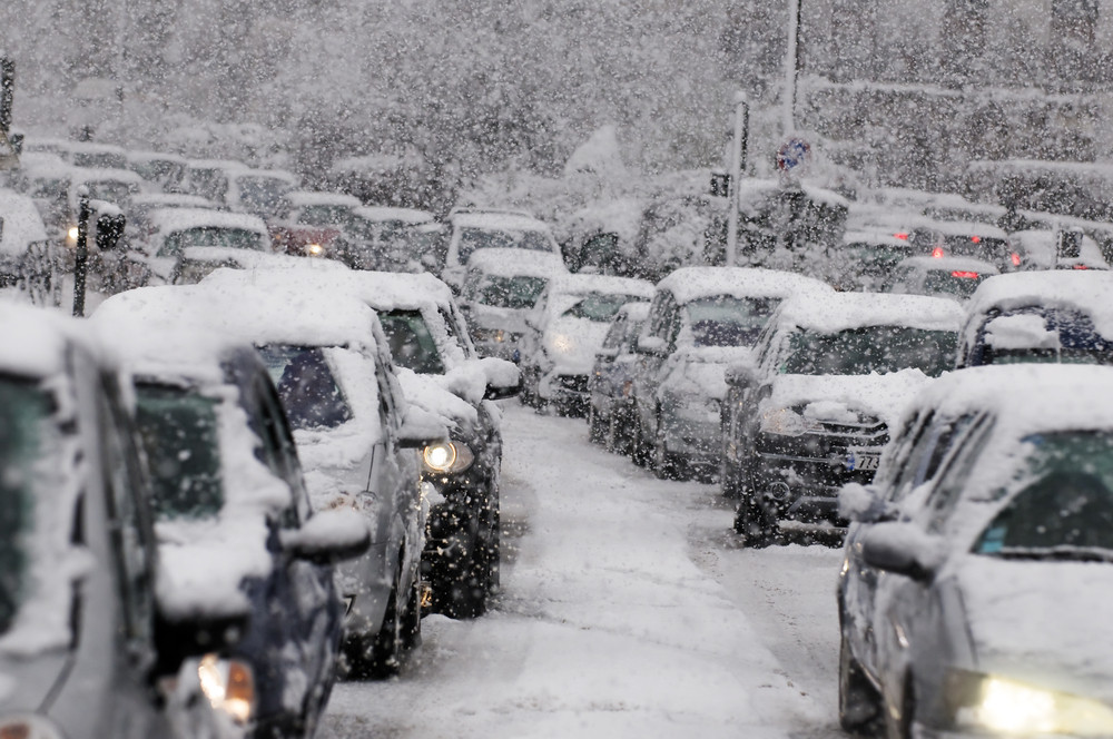 降りつもる雪の中で過ごす恐怖と不安 昨年12月 関越自動車道で起こった大規模な立ち往生をふり返る デジコン